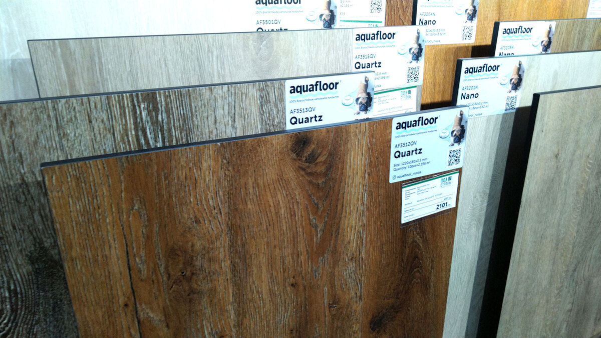 Фото из магазина напольных покрытий. Часто вижу Aquafloor. Это имитация широкой доски однополосника без фаски.
