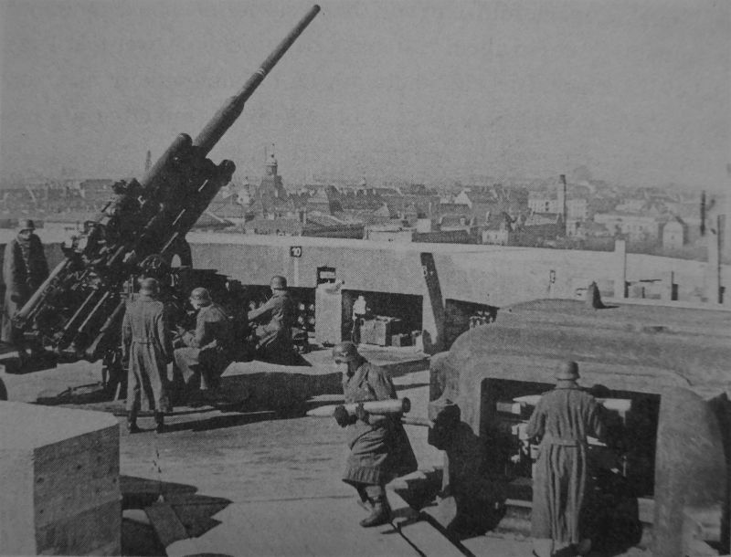 Позиция 105-мм зенитной пушки 10,5 cm FlaK 38/39 немецкой зенитной башни (Flakturmе) Тиргартен, фото 1942 год,фото из открытых источников