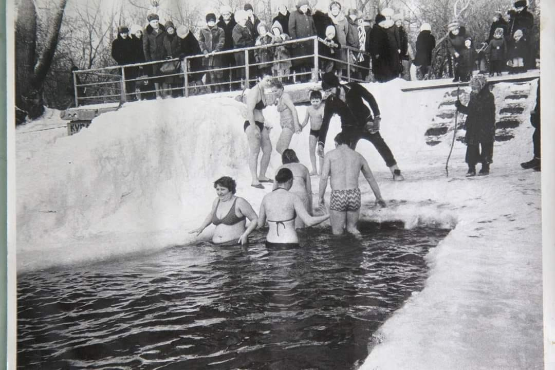 Водосвет передать. Саратов 1949 крещение. Саратовская купель 1949. Моржихи СССР. Купание ретро.