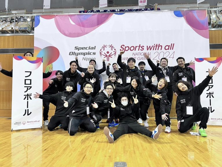 Весь персонал Японской федерации флорбола и ПРОЕКТА T3 FLOORBALL PROJECT. Фото Юи Такахаси