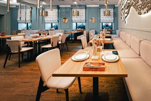 На Большой Конюшенной открылся ресторан «Рыба и гады». Его открыла предпринимательница Евгения Войтенко, которая занималась поставками рыбной продукции для ресторанов более 10 лет.