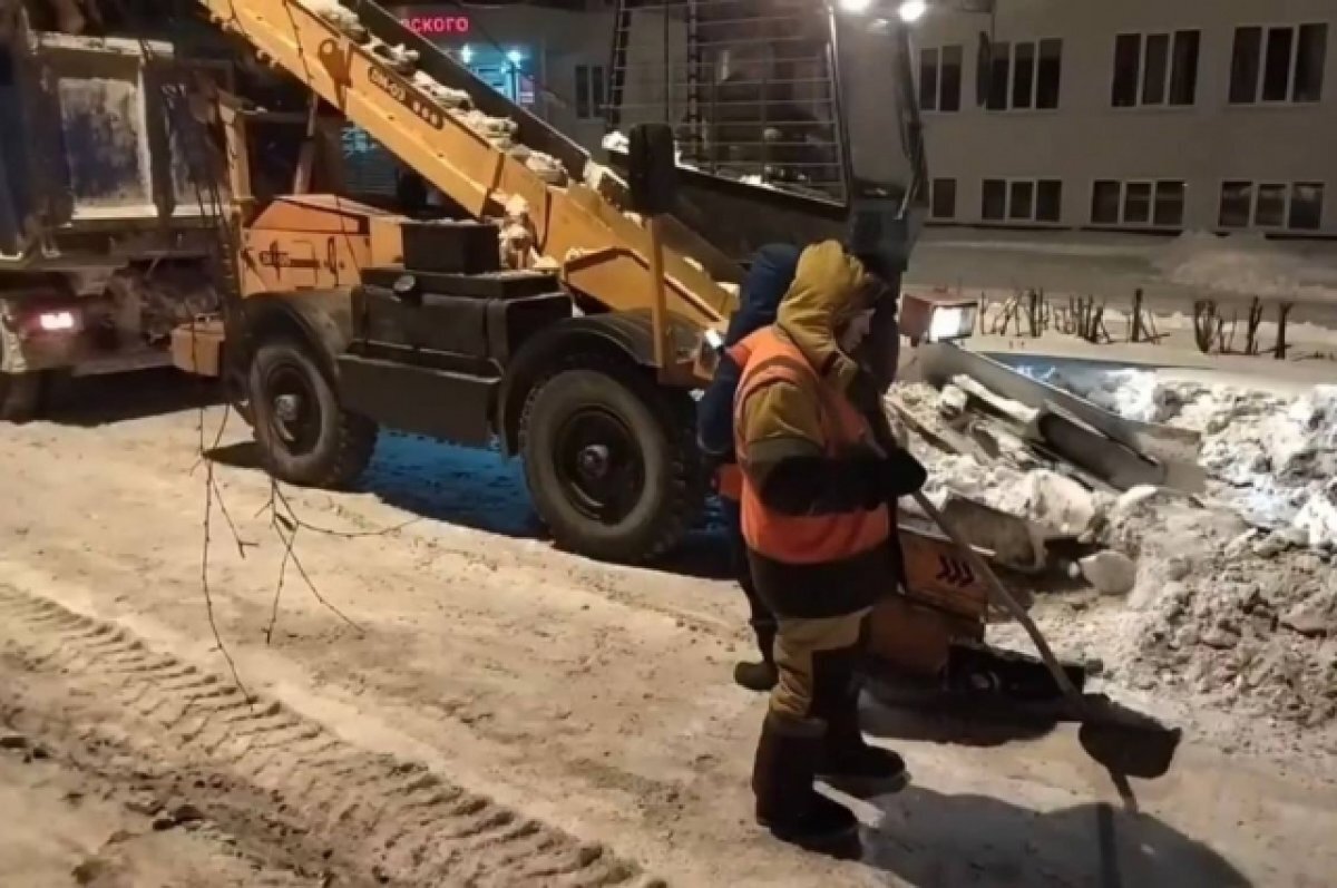 Город-сугроб. Омск так завалило снегом, что коммунальщики не справляются |  АиФ-Омск | Дзен