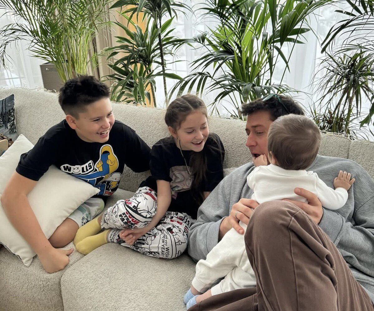 Павел Прилучный с детьми Тимофеем, Мией и Микаэлем. Фото: соцсети Павла Прилучного