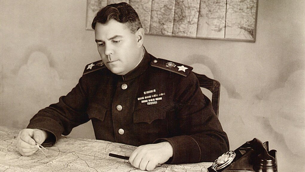 А.М. Василевский за картой.