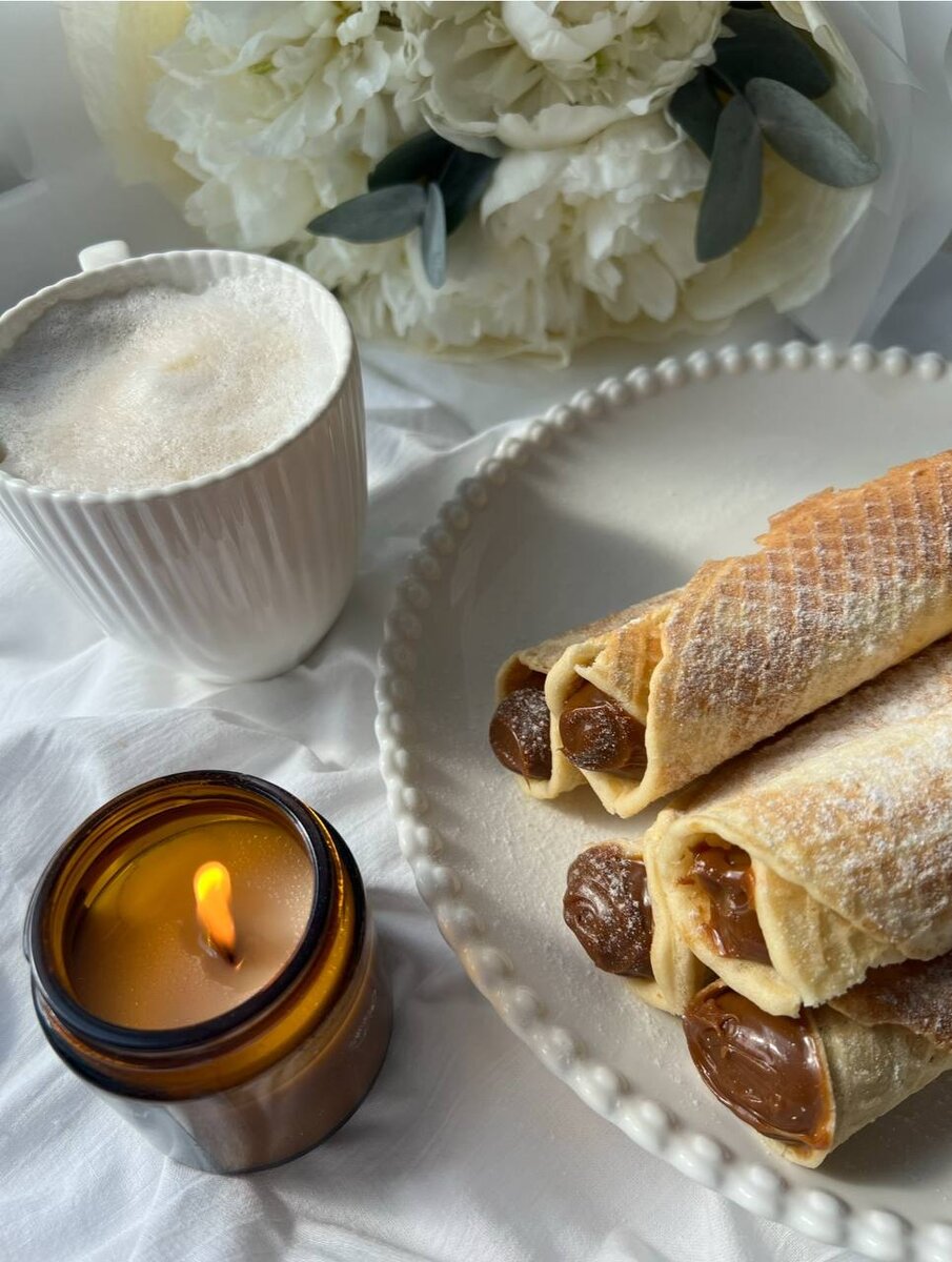 Мука 300г
Яйца 5шт
Сливочное масло 250г
Сахар 270г
Ванильный сахар 2г

1. Смешиваем яйца с сахаром, добавляем растопленное сливочное масло, перемешиваем

2. Добавляем просеянную муку и замешиваем густое тесто. Распределяем на разогретые пластины 👌

3. Сворачиваем трубочки горячими и подаем. Можно сделать с белковым кремом/вареной сгущенкой, посыпать орешками