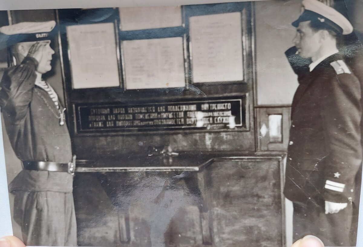 Отец на службе (справа)