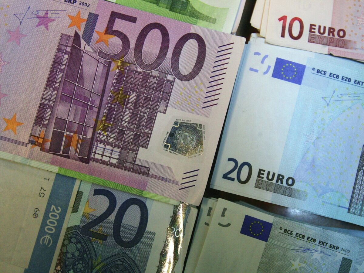   Купюры евро© РИА Новости / Руслан Кривобок