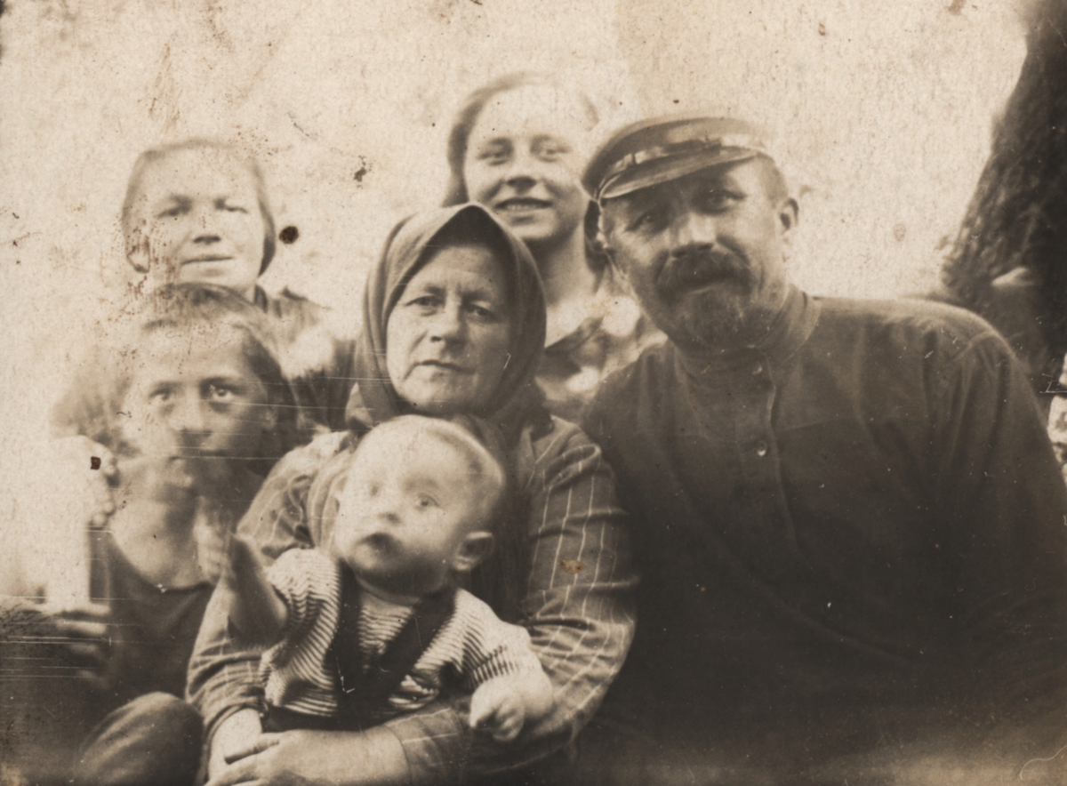 Серпецкие Михаил Васильевич, Марфа Ивановна, невестка Клавдия Егоровна, внук Юрий. 1931-1932 гг.