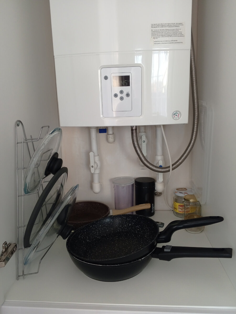 Спасибо Евгению приладил её к стенке шкафа, я хотела на дверку, но она слишком тонкая, шуруп наружу не хотелось бы заполучить