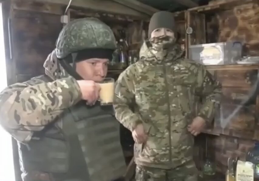 Танкисты пьют горячий чай с молоком на спецоперации