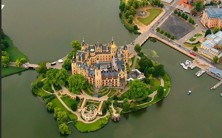 Шверинский замок прекрасен с любого ракурса