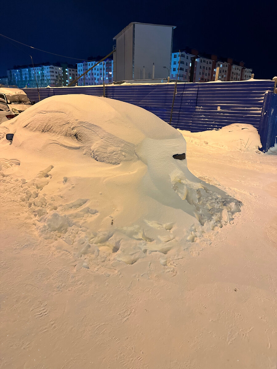 Автомобиль в снежном домике.