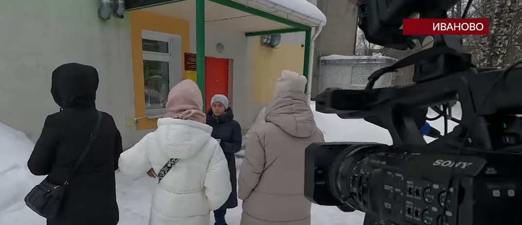 Связывают скотчем руки ноги рот