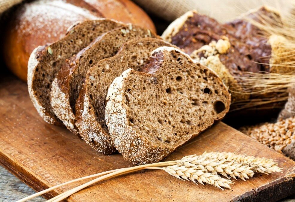 Как размягчить хлеб. Цельнозерновой хлеб. Рожь и ржаной хлеб. Черный хлеб на закваске. Хлеб ржаной урожай.