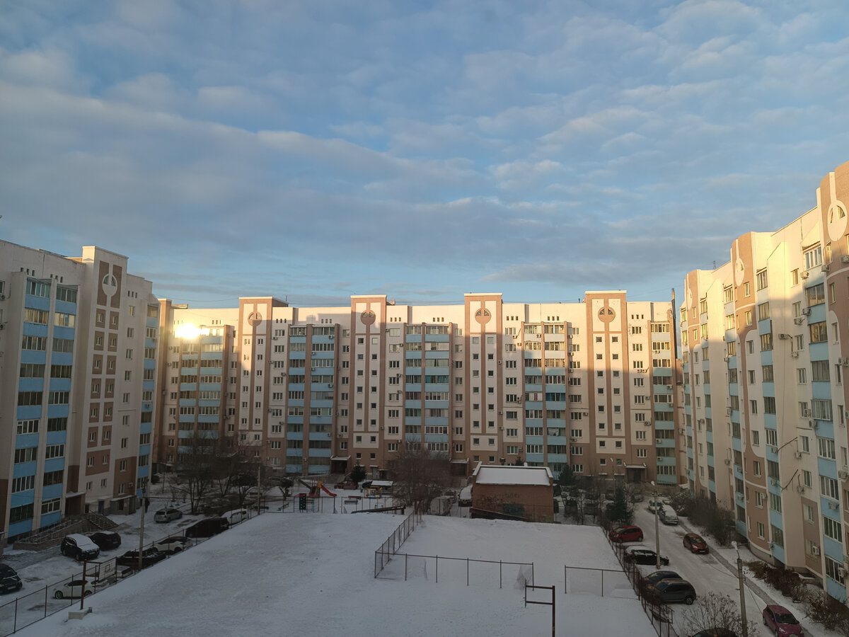 Всему своё время. Сереет небо и вот уже солнце светит. День начался.