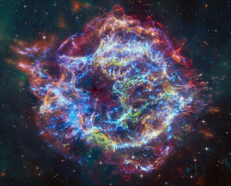    Комбинированное изображение остатка сверхновой Кассиопея А / © NASA / ESA / CSA/STScI