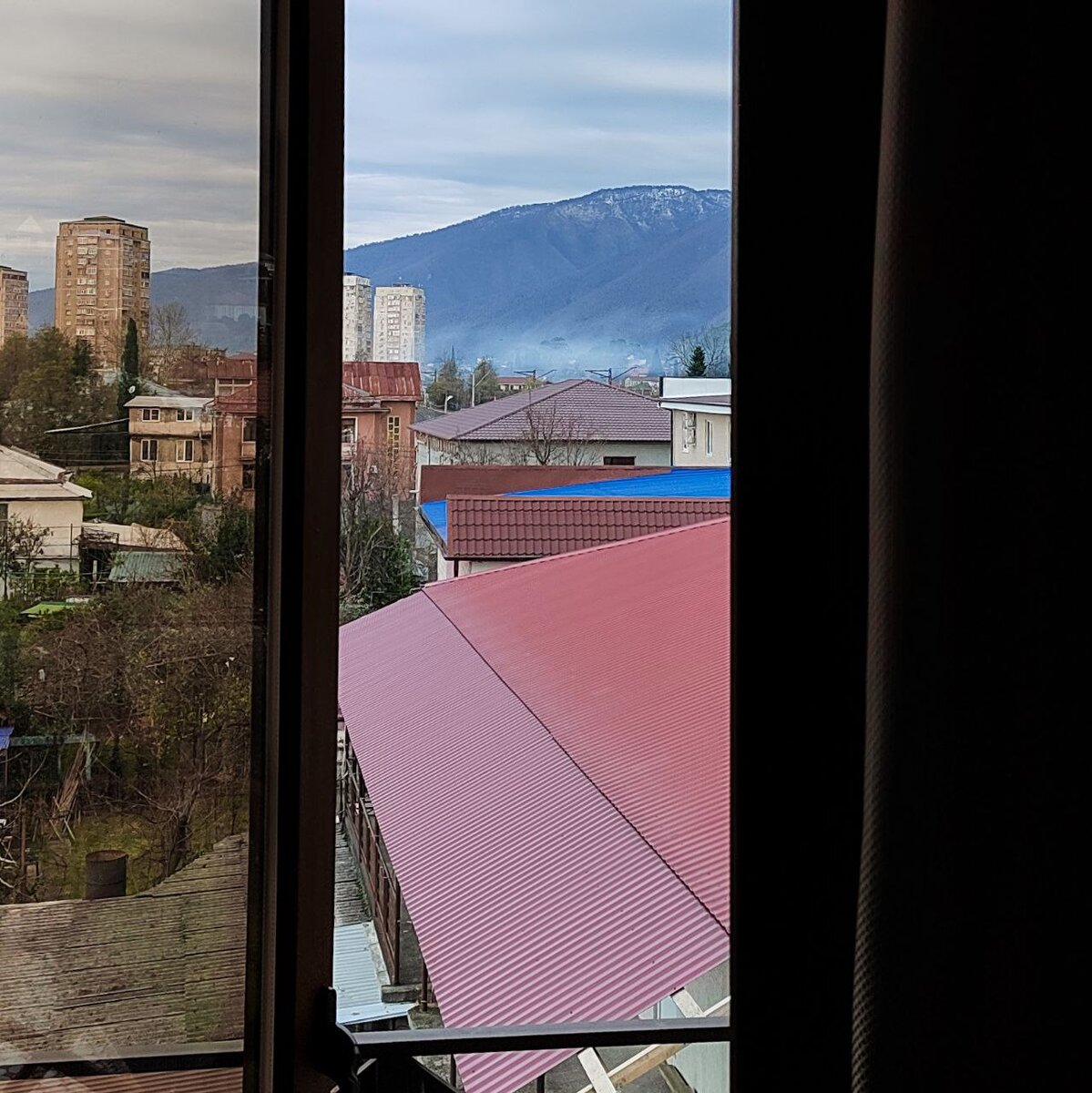 Дым над пепелищем торгового центра.