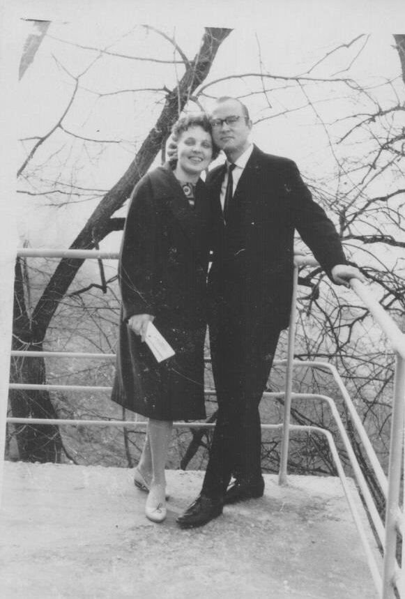 Мама и папа в г. Горьком, кафе "Чайка" перед отъездом на Чукотку.