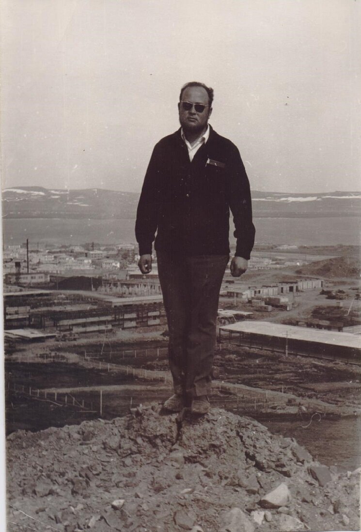 Папа на горе Верблюжка, за ним Анадырь и лиман. 