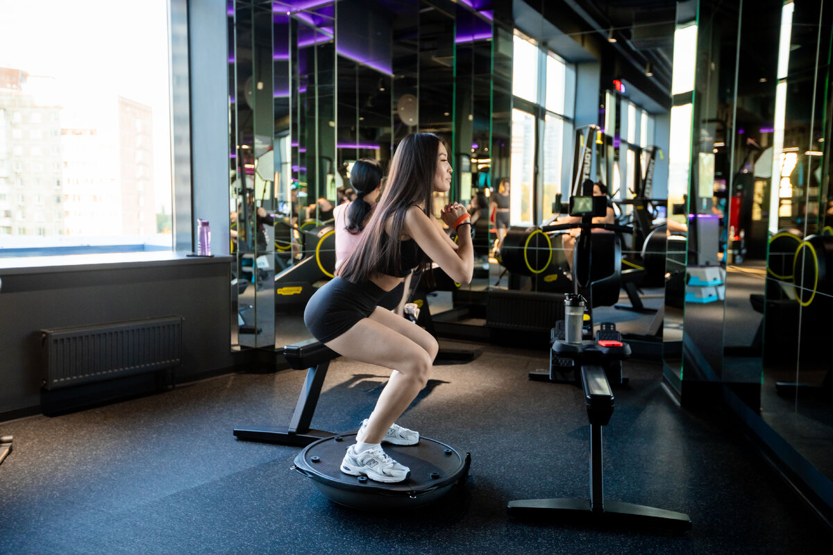 Прочитав эту статью, вы узнаете о том, чем полезно упражнение "приседания", а в конце статьи вас ждет бонус — рекомендация мастера-тренера для новичков, которые только планируют выполнять данное упражнение