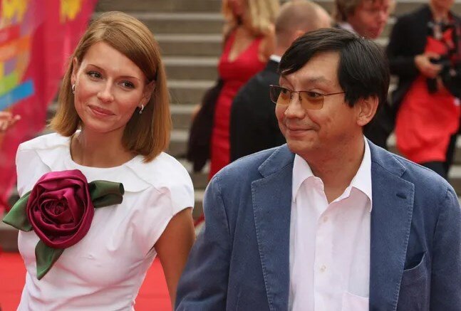 Любовь Толкалина и Егор Кончаловский формально развелись в 2017 году, точнее, объявили о расставании, потому что актриса и режиссер никогда не были официально женаты.-7