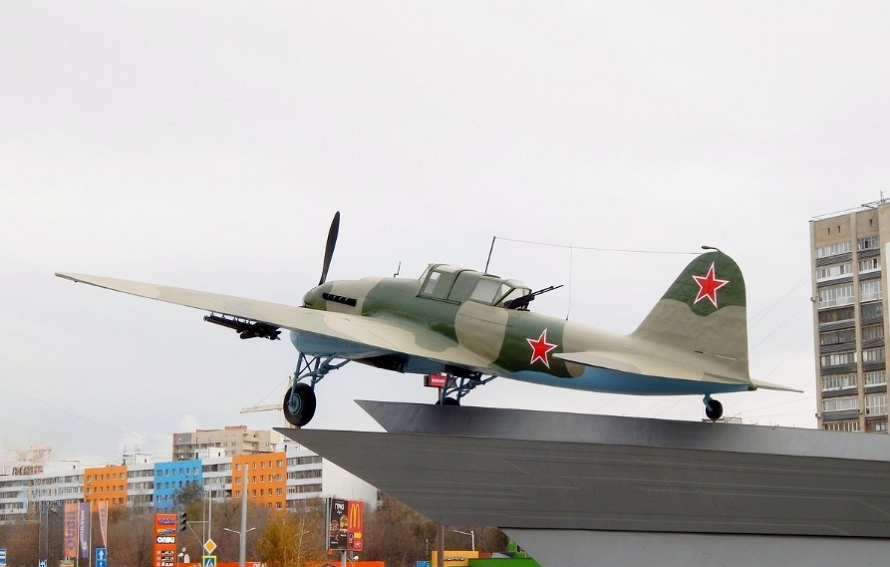 самолёт ил-2 штурмовик. военный штурмовик ил-2. марка оружие победы ил-2. `летающий танк`. советский штурмовик ил-2.
