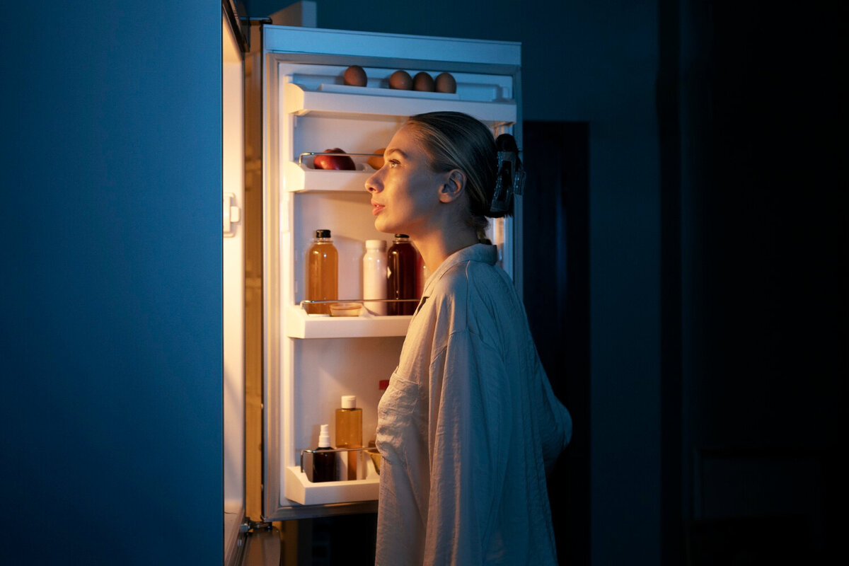     Посторонние звуки на кухне: почему холодильник гудит и как это исправить