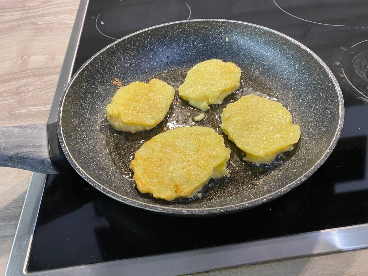 Омлет фриттата. Завтрак из сосисок. Вкусный ужин. Пицца на сковороде. Украшение куриных ножек.