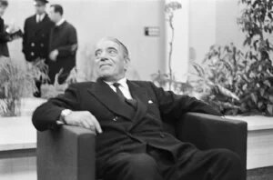 
Хотя на момент покупки Монако было налоговым убежищем, в 1962 году президент Франции Шарль де Голль изменил положение, отменив налоговые льготы для княжества.