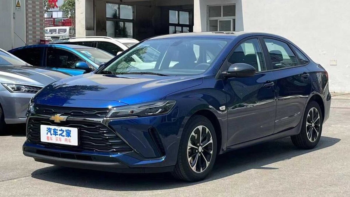 Внешне четырёхдверка отличается привлекательным, гармоничным и современным обликом – напыщенный передок с грозным взглядом фар, внушительной решеткой радиатора и фигурным бампером, сбалансированный силуэт с рельефными всплесками на бортах и плавно ниспадающей крышей, симпатичная корма со стильными фонарями и скульптурным бампером. 