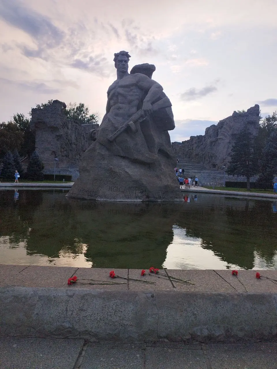 Памятник-ансамбль «Героям Сталинградской битвы» 