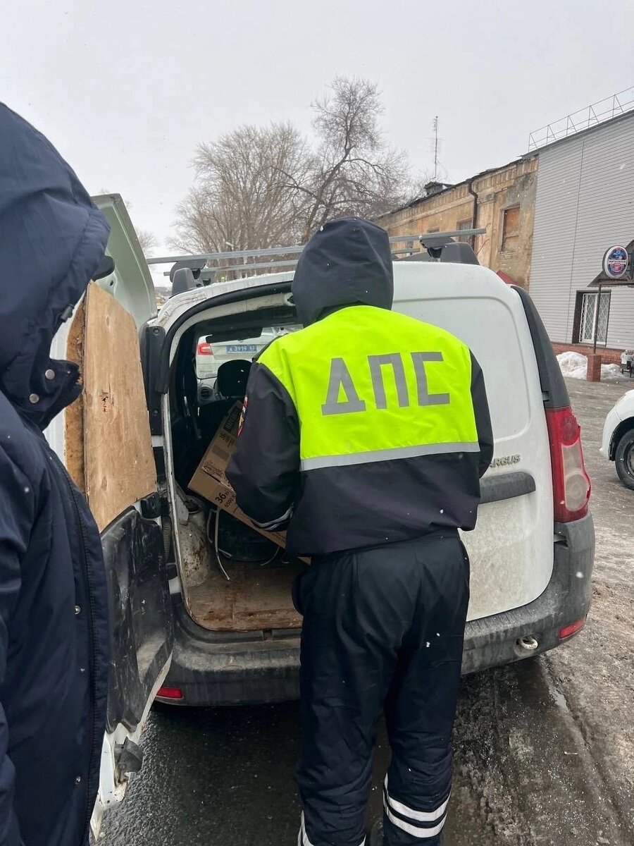 Кто и как должен вытаскивать вещи из багажника автомобиля при досмотре  водитель или инспектор ГИБДД | Автоюрист. Всё о ДПС. | Дзен