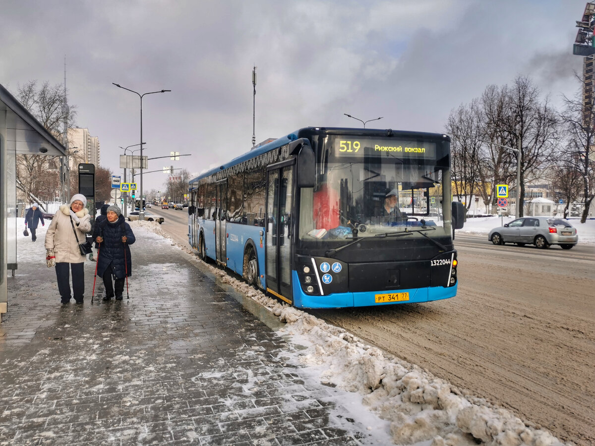 Автобус 1322044 ЛиАЗ-5292 на маршруте № 519 на Шереметьевской улице на остановке "Поликлиника".