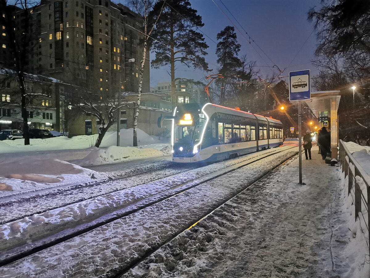 Трамвай 31432 71-931М "Витязь-М" на маршруте № 30 на Авиационной улице на остановке "Пехотная улица". Снято утром. 
