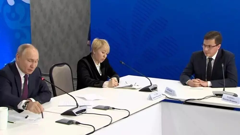     Мэр Нижнего Новгорода Юрий Шалабаев встретился с президентом Владимиром Путиным на форуме «Малая родина — сила России» 16 января. Чиновник попросил главу государства сохранить поддержку «Формирование комфортной городской среды» («ФКГС»), а также рассказал о программе «Вам решать!».