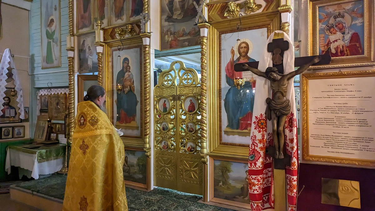 Фото из группы в ВК "Приход во имя Воздвижения Креста Господня" п. Демянск, местный батюшка Иоанн