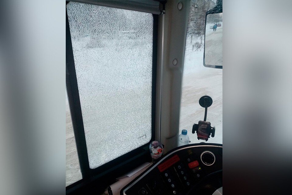    Неизвестные обстреляли автобус с молодежки «СКА-Карелия» после матча в Подмосковье. Фото: vk.com/skakarelia