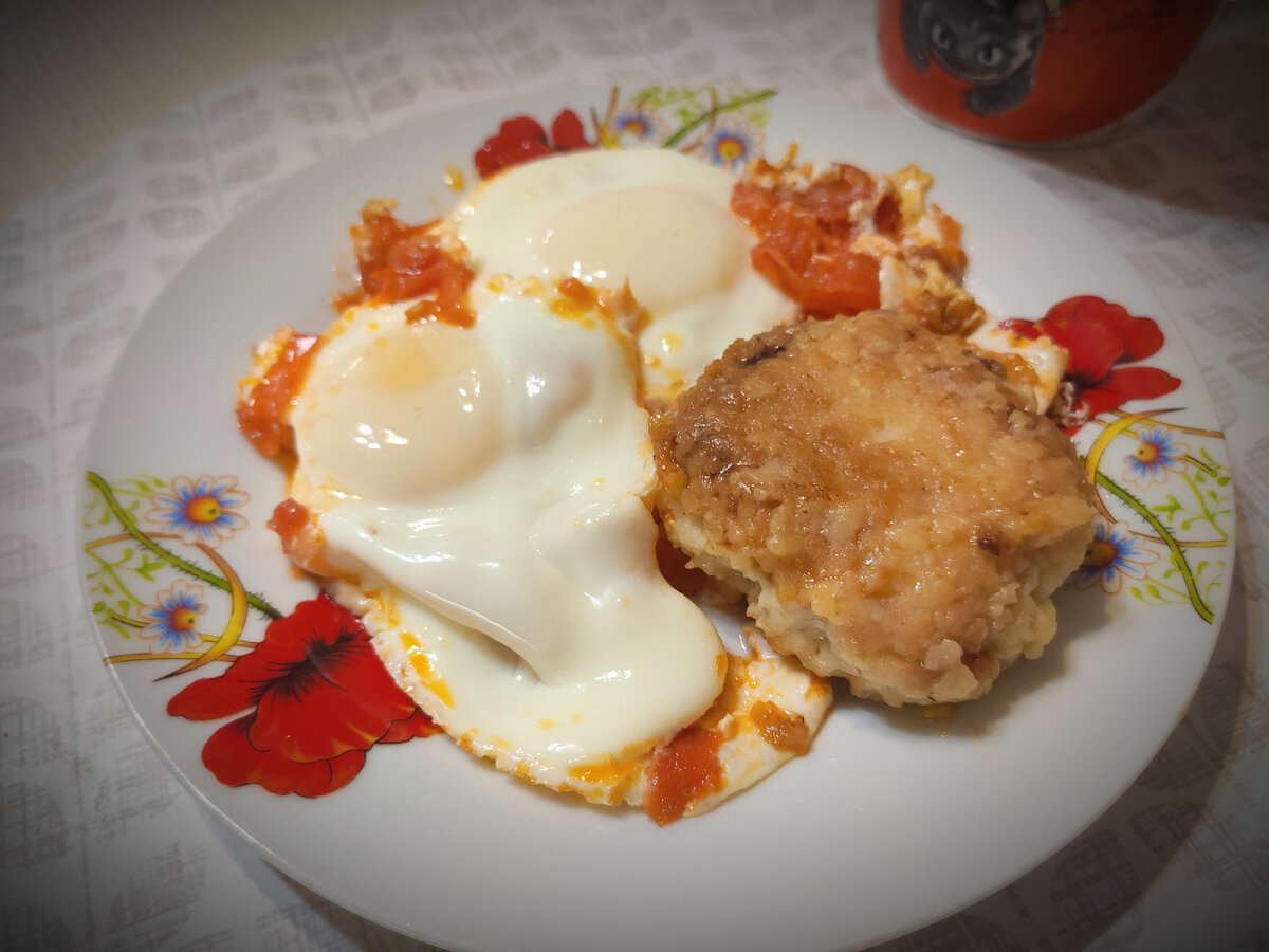 Завтрак: яичница с помидорами, котлета и чай с бутербродом с маслом и сыром.