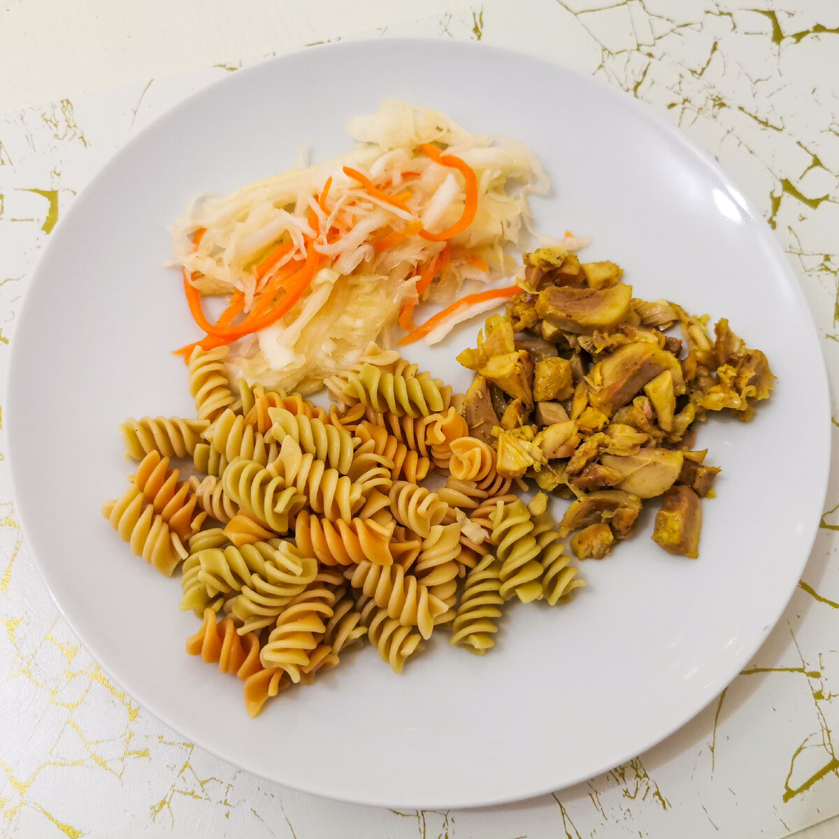 Макароны, курица и квашеная капуста 