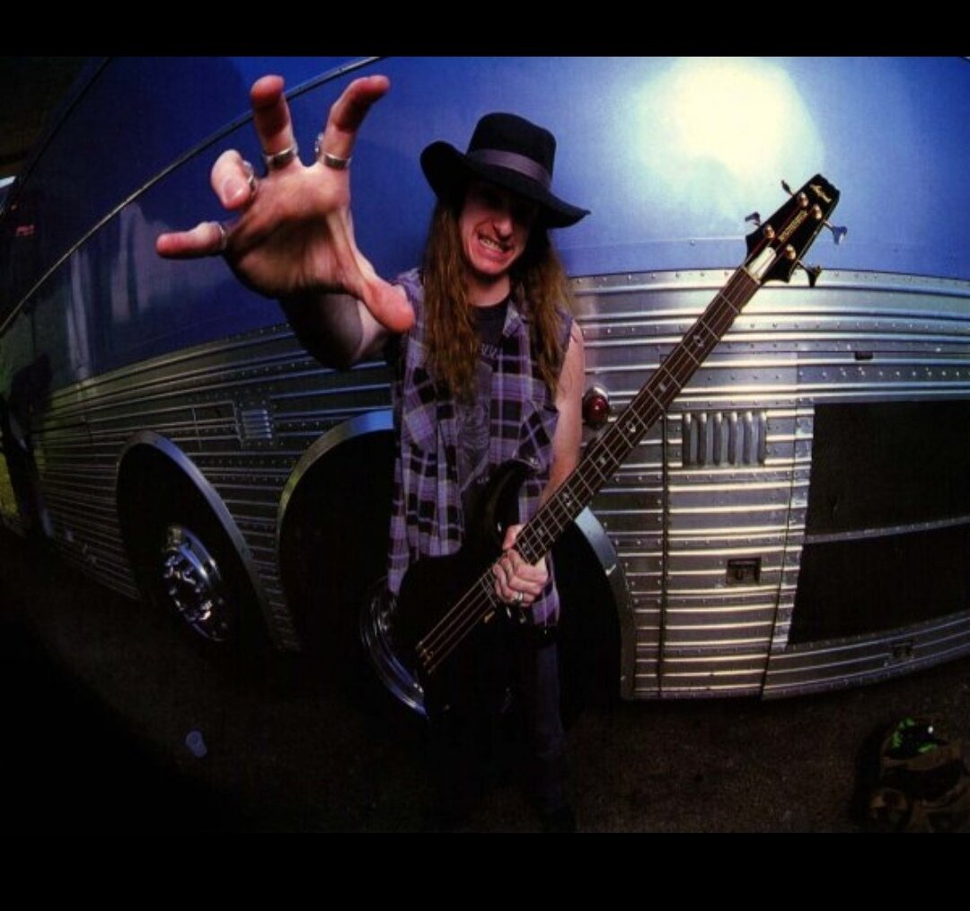 Клифф Бёртон со своим басом