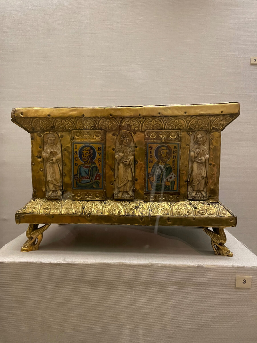 Ларец, собранный из разных деталей  реставраторами  XIX века, не относящимися к одному предмету.