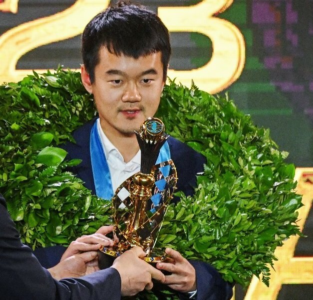 Дин на награждении в качестве чемпиона мира