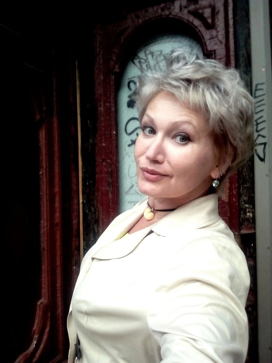 2019 год. Трикотажный плащ-пальто (авторский) с эффектом "масло", который мне тоже мал.