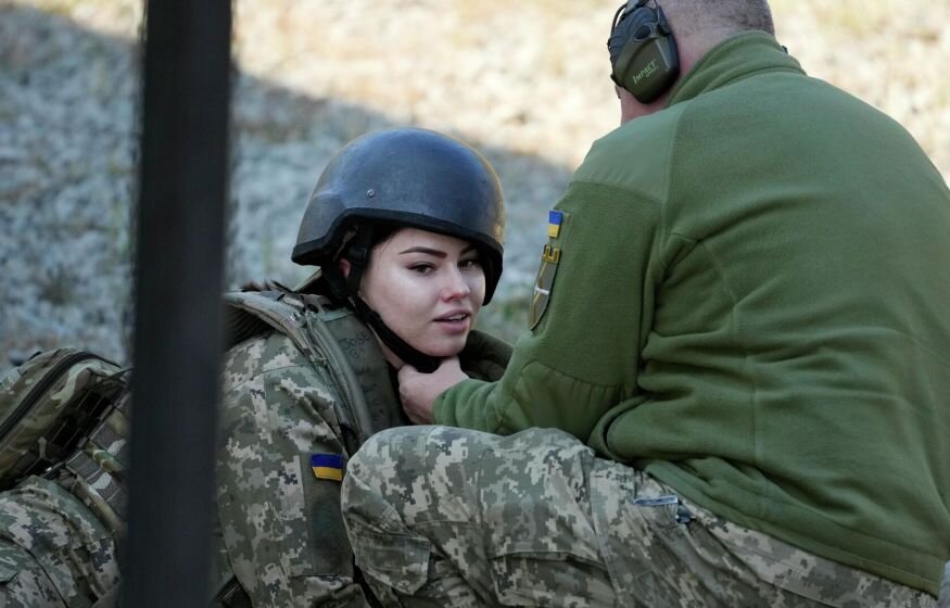    Украинки проходят боевую подготовку. Власти Украины готовят новую мобилизацию?