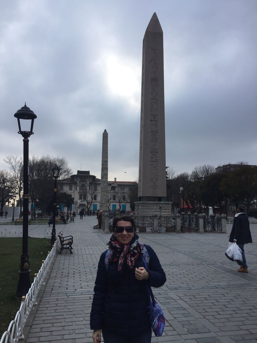 Набрала фото из разных приездов. Здесь видны обелиск Константина и Египетский обелиск, называемый также обелиском Феодосия. Его установили в 390 году по приказу императора Феодосия