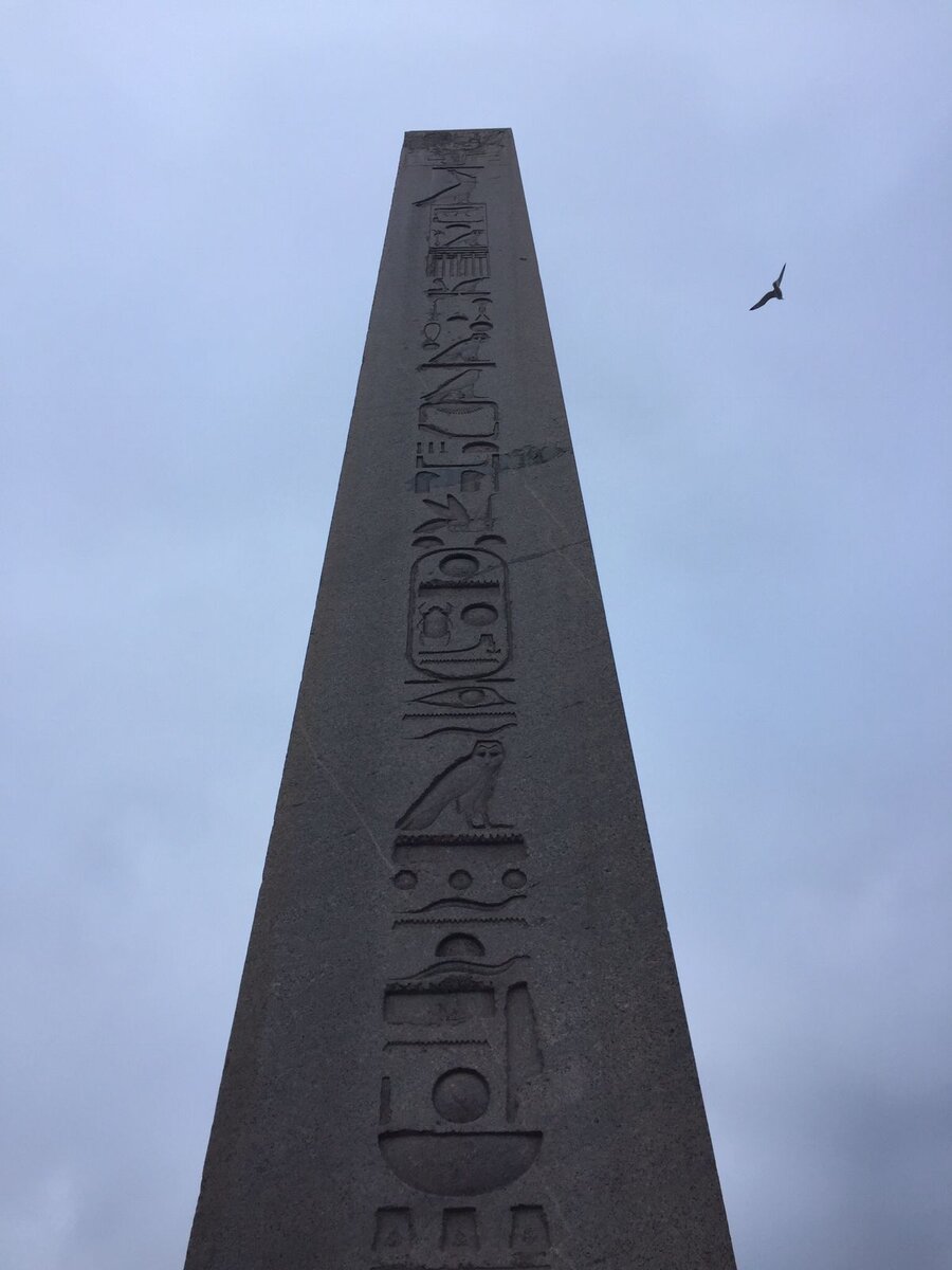 Обелиск привезли из Египта. Он создан в XVI веке до н.э. Фото автора 