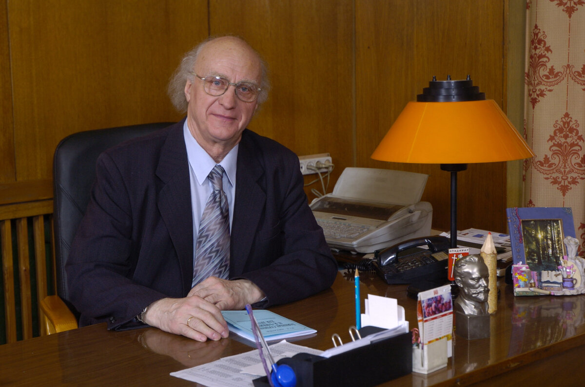 Юрий Яковлевич Лихачев, заслуженный работник культуры Российской Федерации, основатель и бессменный директор Санкт-Петербургской государственной детской музыкальной школы №32 (ныне ДМШ имени В. В. Андреева) с 1981 по 2010 год, создатель уникальной методики преподавания в музыкальных школах