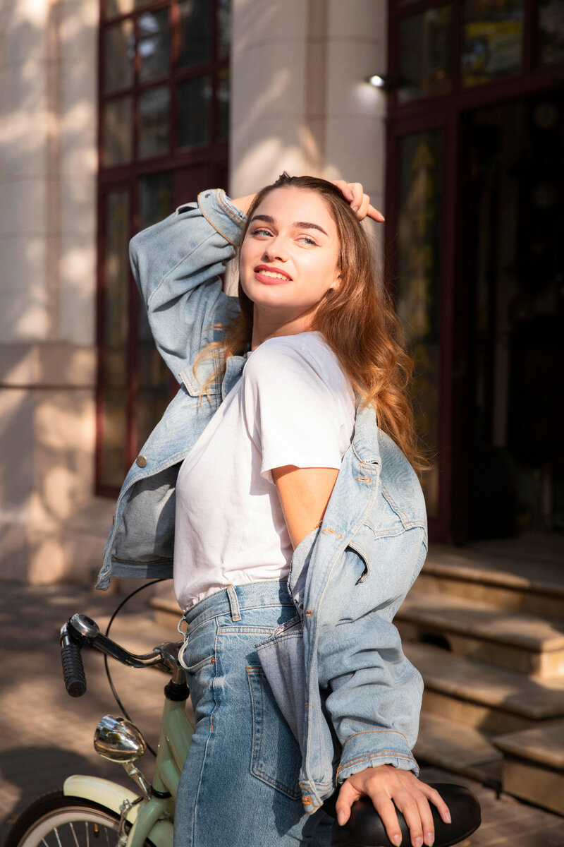 Фото: https://www.freepik.com/free-photo/beautiful-woman-riding-her-bike-city_11260223.htm#query=%D0%B4%D0%B5%D0%B2%D1%83%D1%88%D0%BA%D0%B0%20%D0%B2%20%D0%B4%D0%B6%D0%B8%D0%BD%D1%81%D0%B0%D1%85&position=38&from_view=search&track=ais&uuid=ab025590-5c12-40eb-b21f-c2fddca6acd8