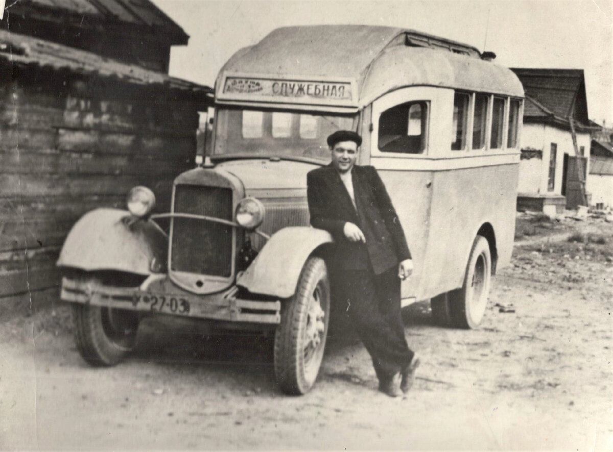 Первый автобус Воркуты. Фотография из фотоальбома "Поиск первого автобуса", который хранится в Центральной городской библиотеке Воркуты.