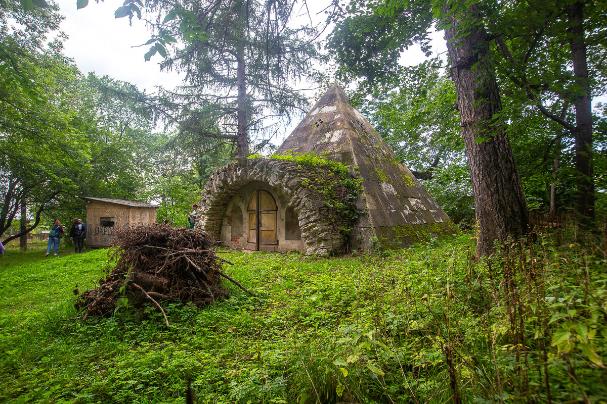 Погреб-пирамида в усадьбе архитектора Николая Львова Никольское-Черенчицы. Торжокский район, Тверская область. Фото автора статьи